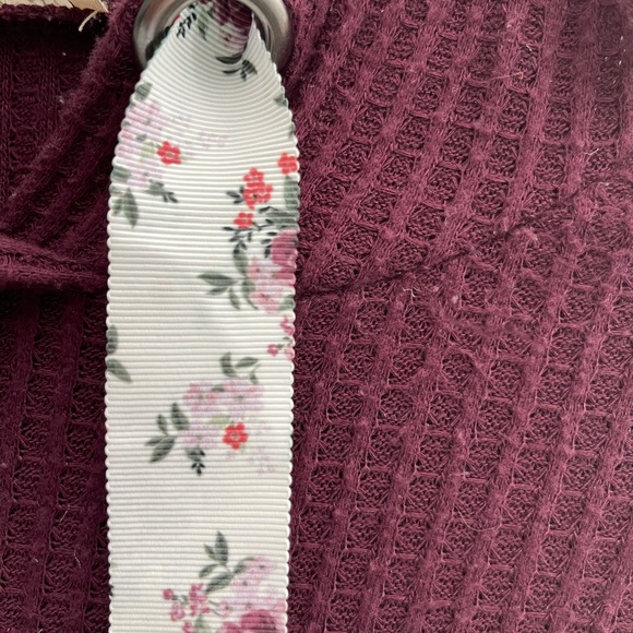 Burgundy hooded pullover with flower strings - Picture 3 of 6